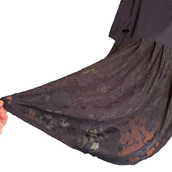 BloomChic Navy Top-Shorter in front-Sheer Floral Back-Pleated-Size 14-16 - Picture 3 of 9